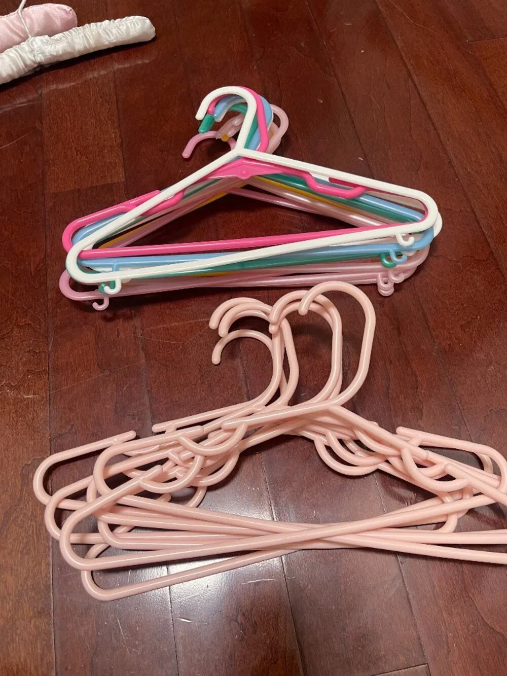32 Baby/Toddler Plastic Hangers Pastel Pink & Green + Butterfly Accessory